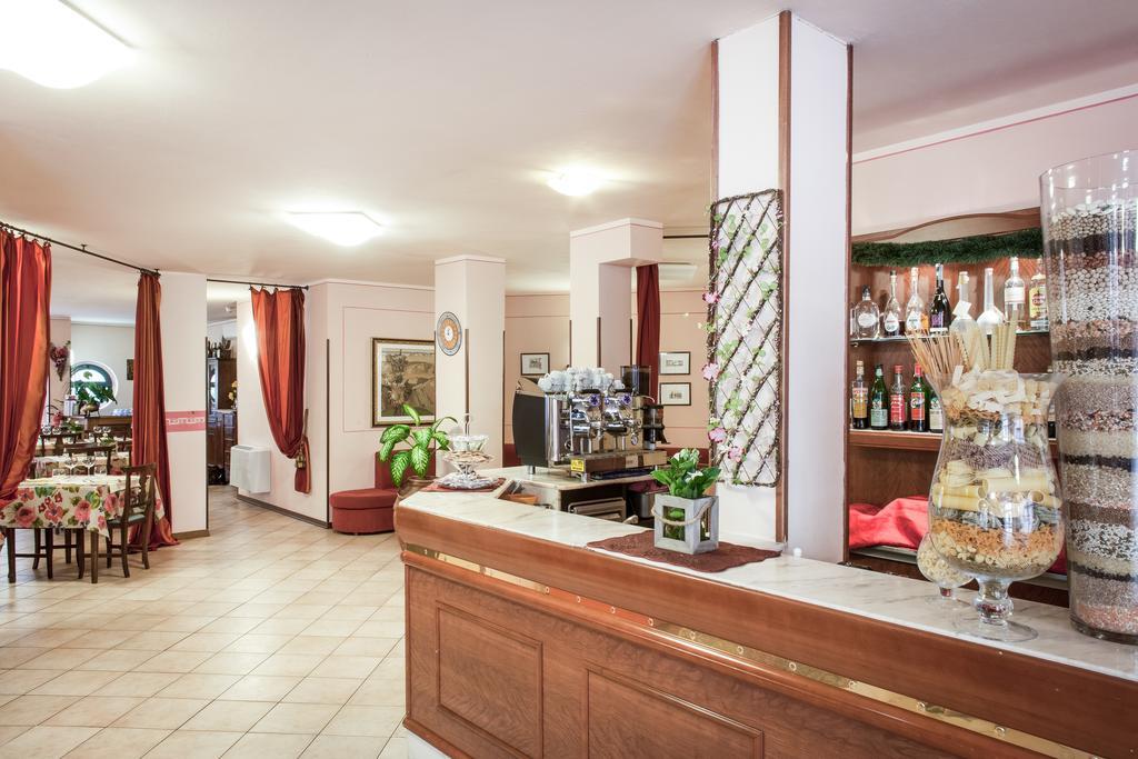 Hotel Fabbrini อับบาเดียซานซัลวาตอเร ภายนอก รูปภาพ