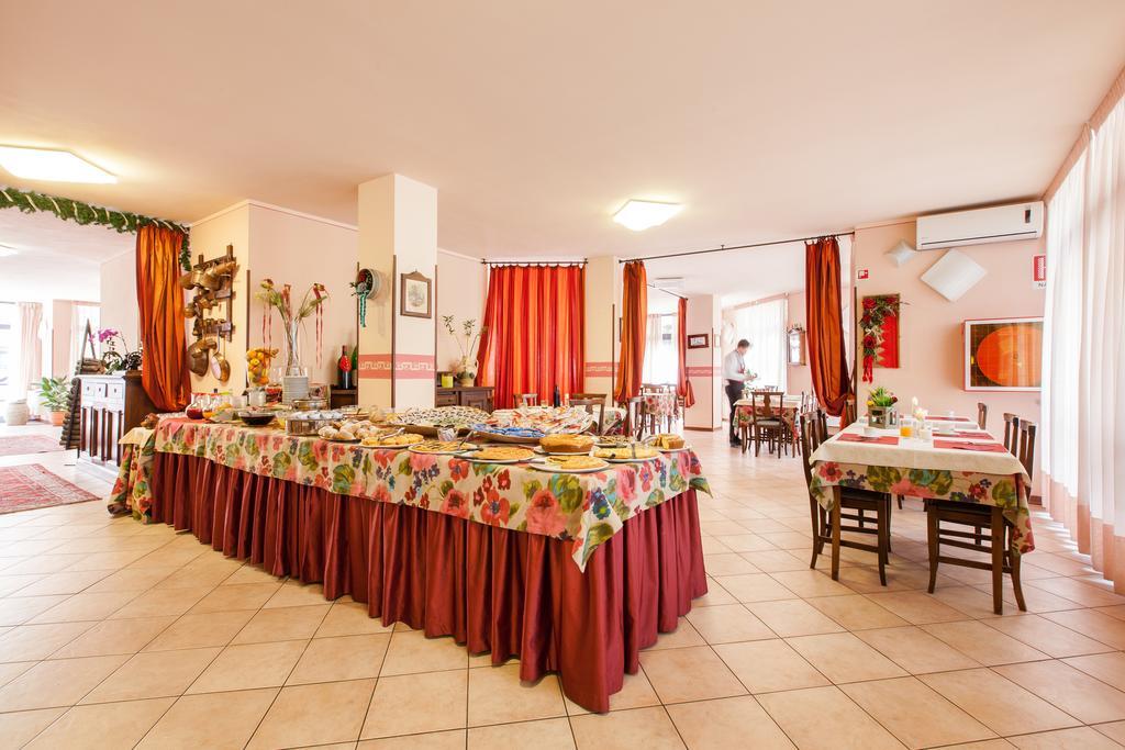 Hotel Fabbrini อับบาเดียซานซัลวาตอเร ภายนอก รูปภาพ