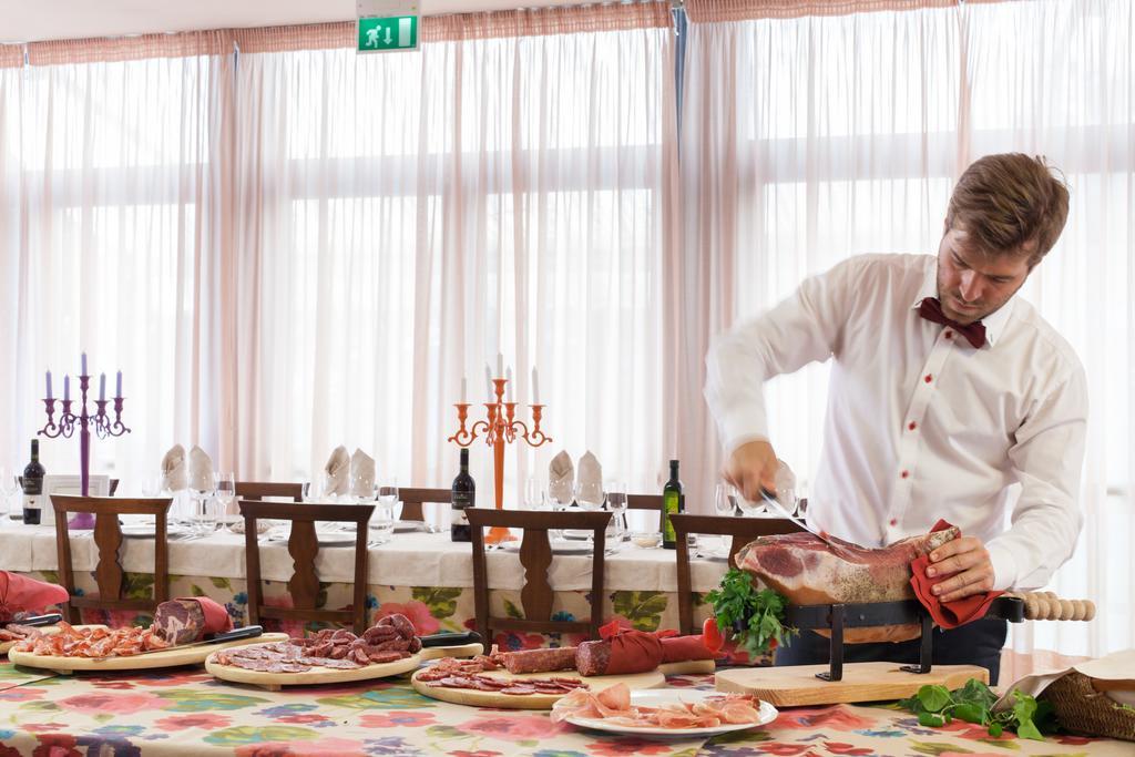 Hotel Fabbrini อับบาเดียซานซัลวาตอเร ภายนอก รูปภาพ