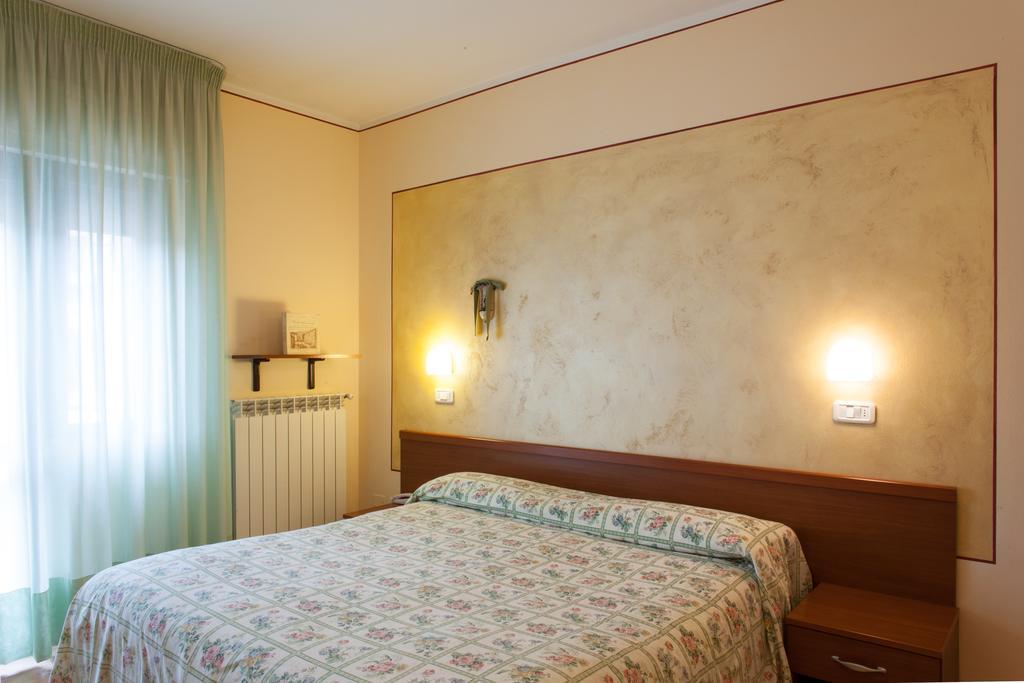 Hotel Fabbrini อับบาเดียซานซัลวาตอเร ห้อง รูปภาพ