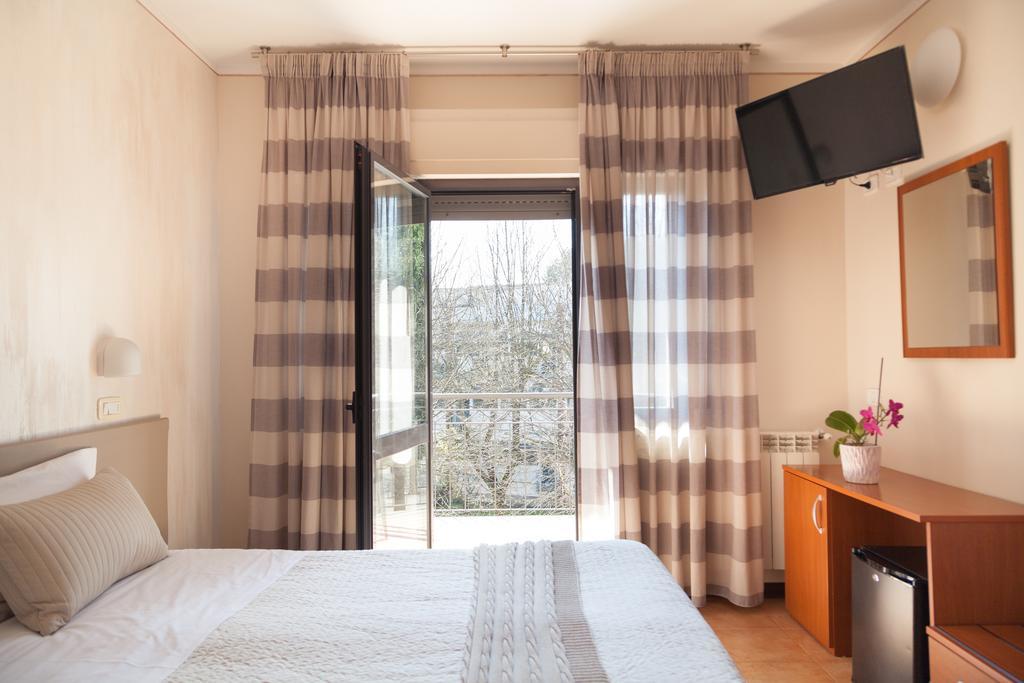Hotel Fabbrini อับบาเดียซานซัลวาตอเร ภายนอก รูปภาพ