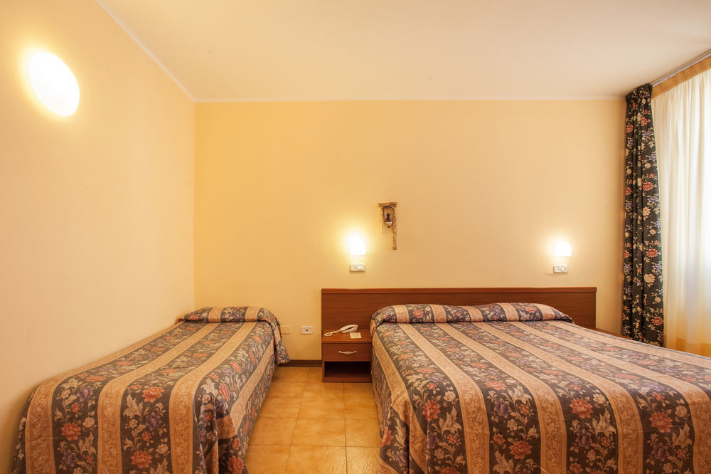 Hotel Fabbrini อับบาเดียซานซัลวาตอเร ภายนอก รูปภาพ