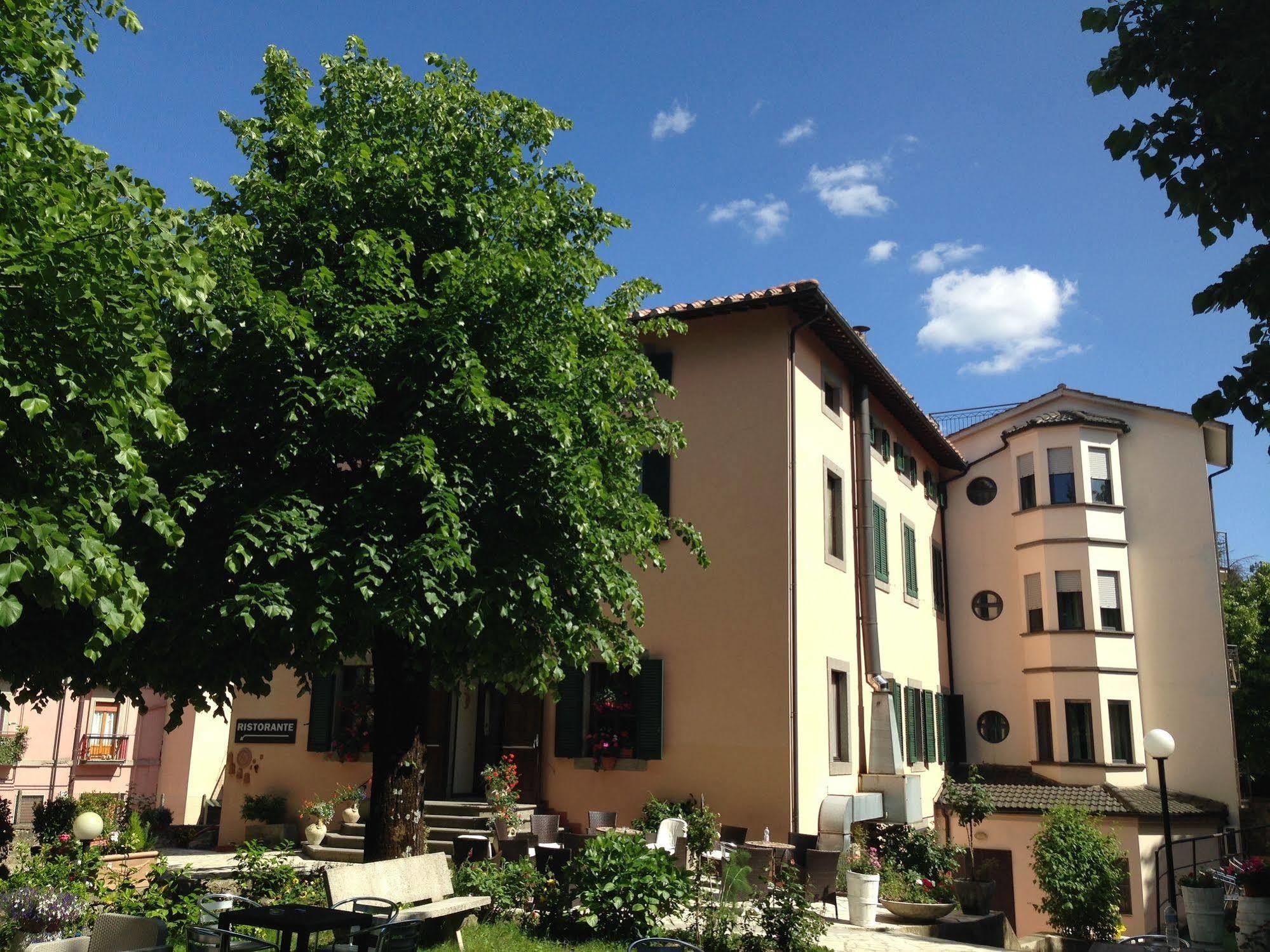 Hotel Fabbrini อับบาเดียซานซัลวาตอเร ภายนอก รูปภาพ