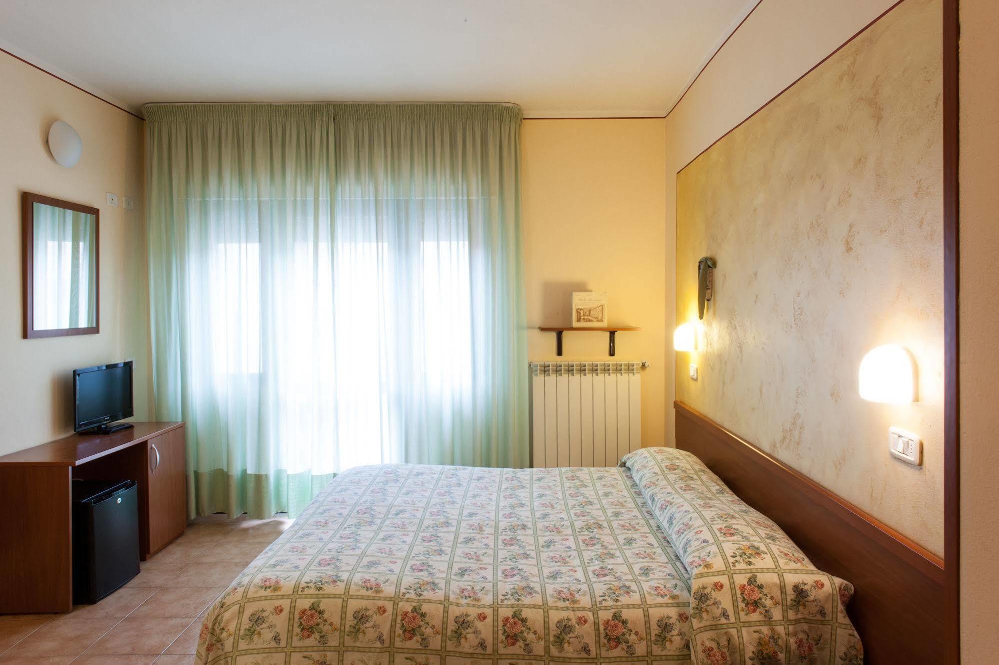 Hotel Fabbrini อับบาเดียซานซัลวาตอเร ภายนอก รูปภาพ