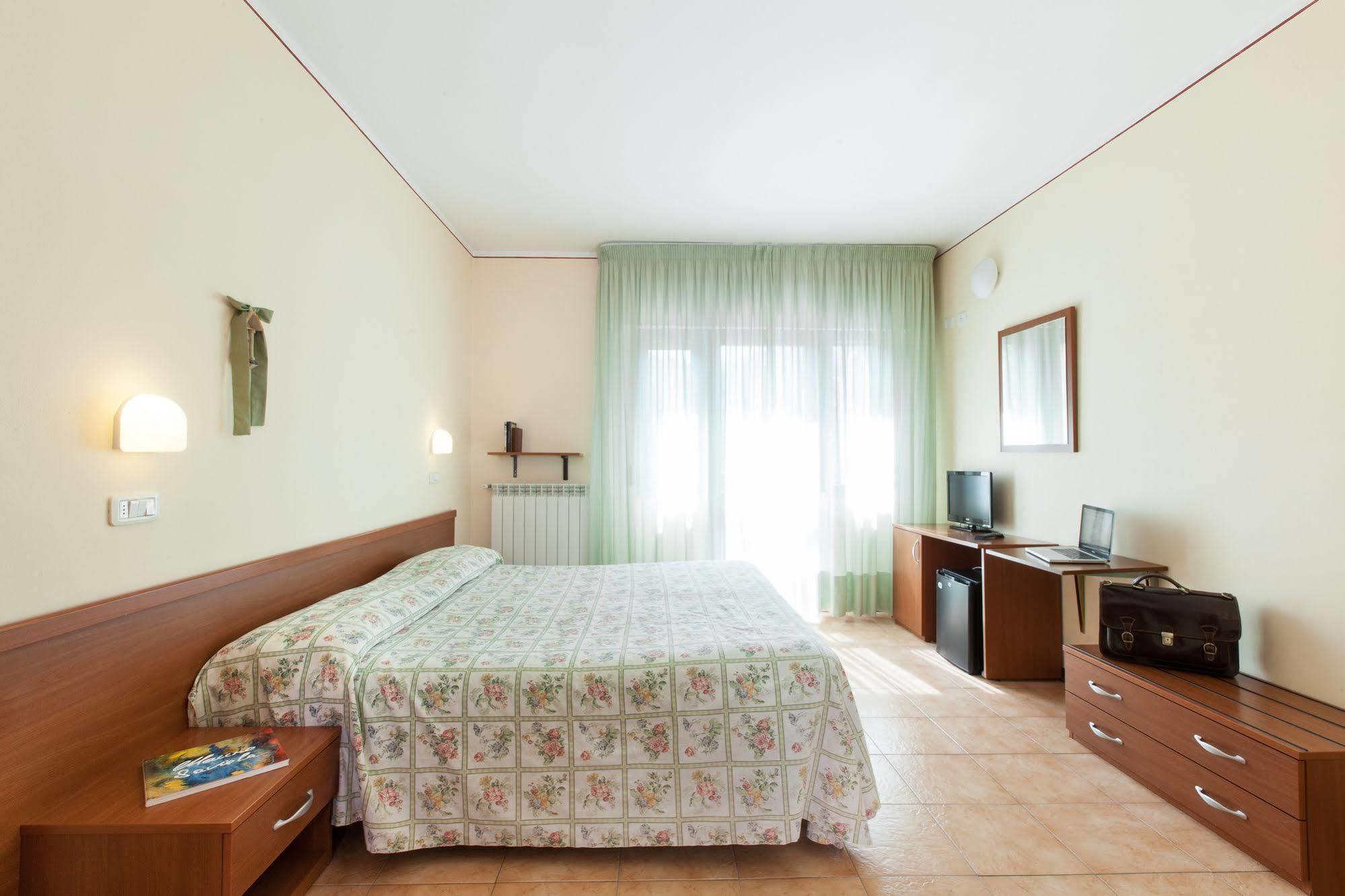 Hotel Fabbrini อับบาเดียซานซัลวาตอเร ภายนอก รูปภาพ